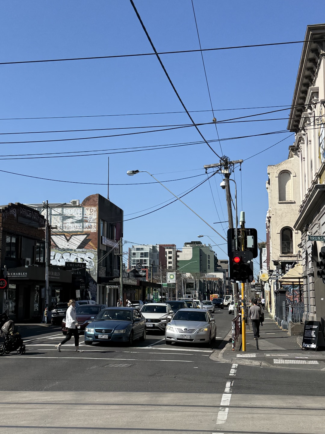 트램 선로와 전선이 보이는 핏즈로이 거리